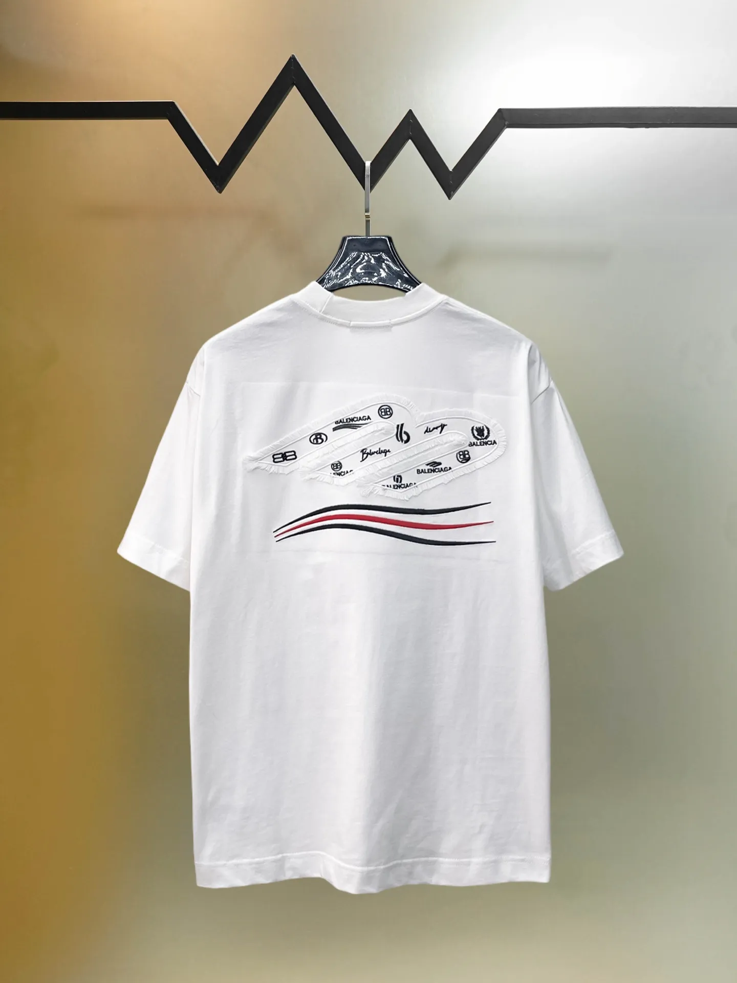 Balenciaga's high-end top-quality products 🐮2026 Spring and Summer New Arrival first counter, the latest New Arrival short-sleeved round neck T-shirt, Premium customized design, avant-garde and fashionable! Brand logo heavy craftsmanship design Premium customized 260g fabric. Soft to the touch. Comfortable to wear. Counter-level exquisite stitching. Fine workmanship. The upper body effect is incomparably handsome! A must-have item for men and women with the same style! Sizes: S~XXL When placing an order, please state your height and weight. The maximum wearing size is 210 pounds (one size larger)